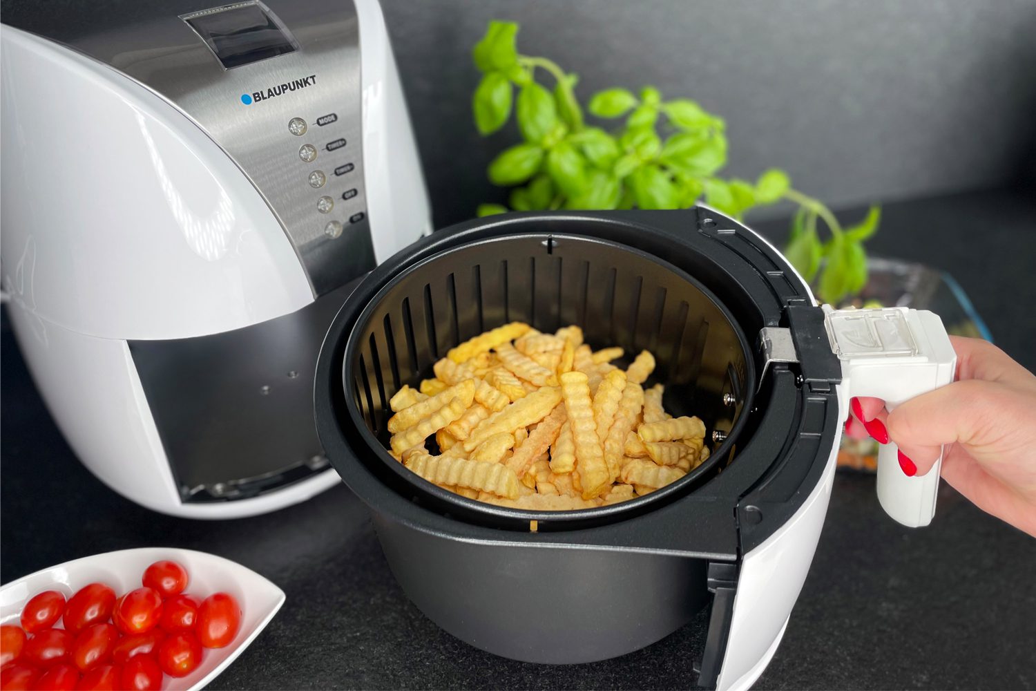 Blaupunkt-airfryer-frytkownica-AFD601-frytki Pieczone frytki w białej frytkownicy Blaupunkt