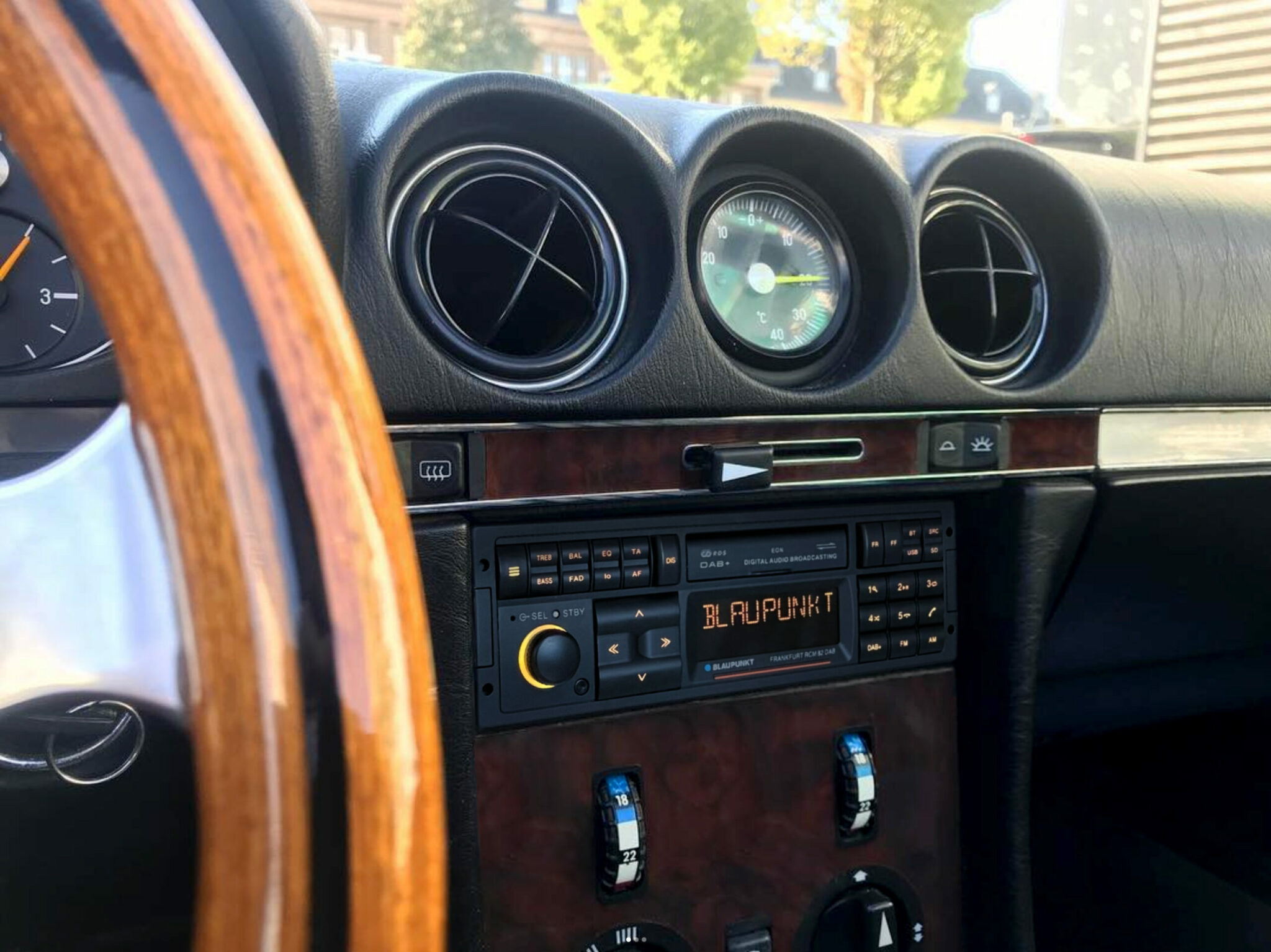 Frankfurt-RCM-82-DAB-im-Mercedes-SL-Cabrio-R107