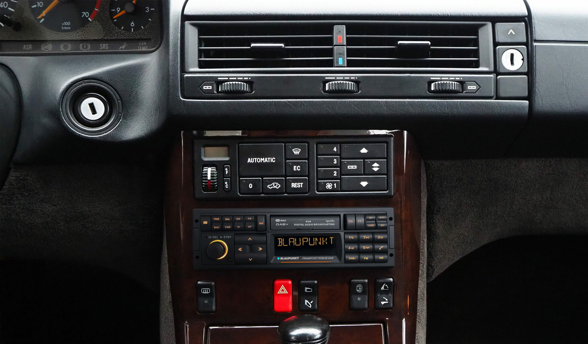 Frankfurt-RCM-82-DAB-im-Mercedes-SL-R129