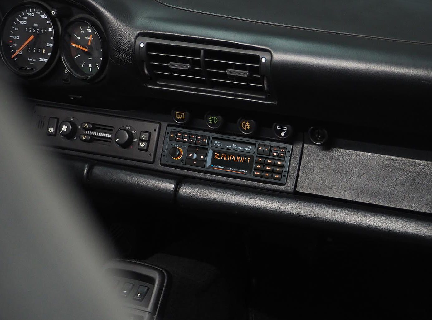 Frankfurt-RCM-82-DAB-im-Porsche 911-Modell964