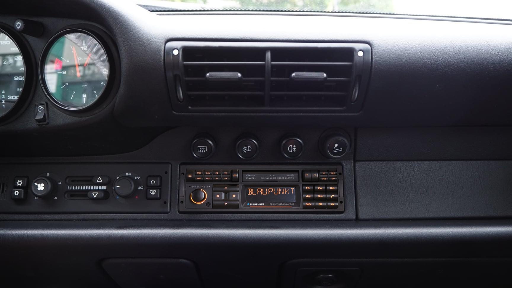 Frankfurt-RCM-82-DAB-im-Porsche 911-Modell964_