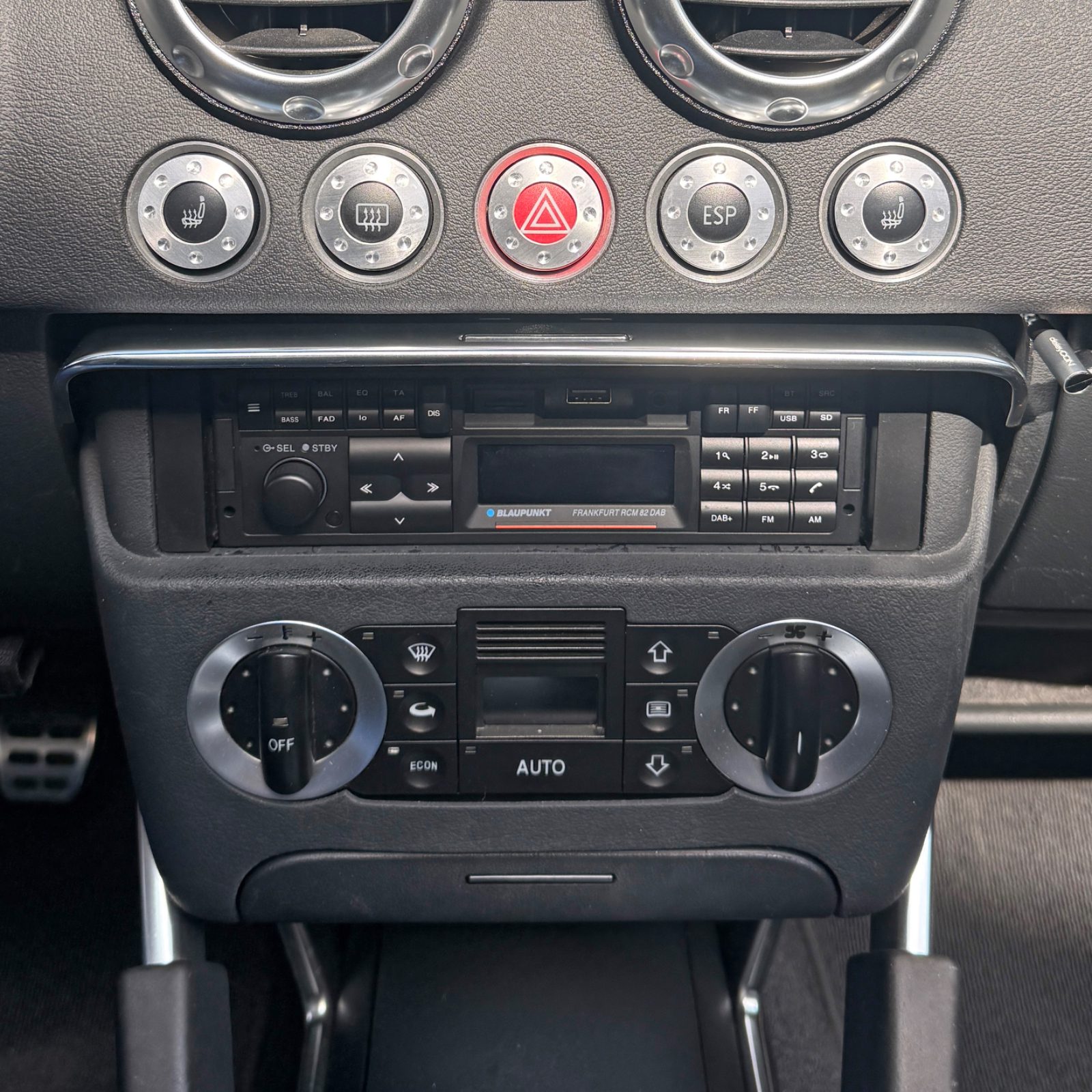Frankfurt RCM 82 DAB im Audi TT Roadster 8N