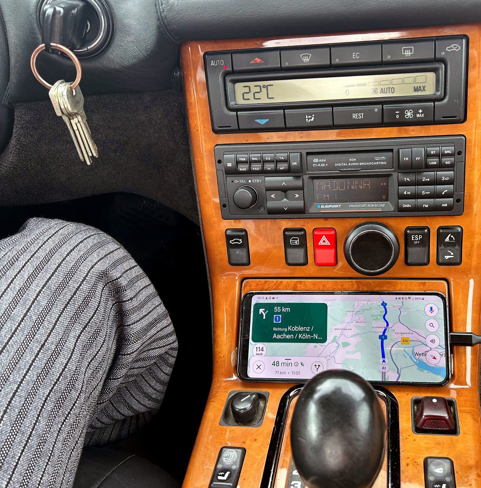 Frankfurt RCM 82 DAB im Mercedes 320 SL