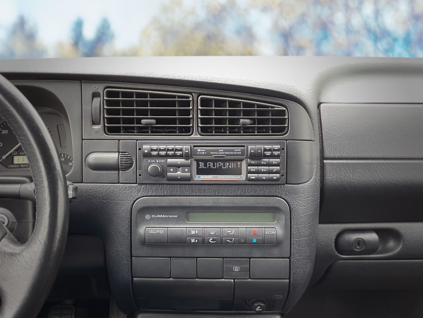 Frankfurt-RCM-82-DAB-im-VW-Golf-3-Foto_Evo
