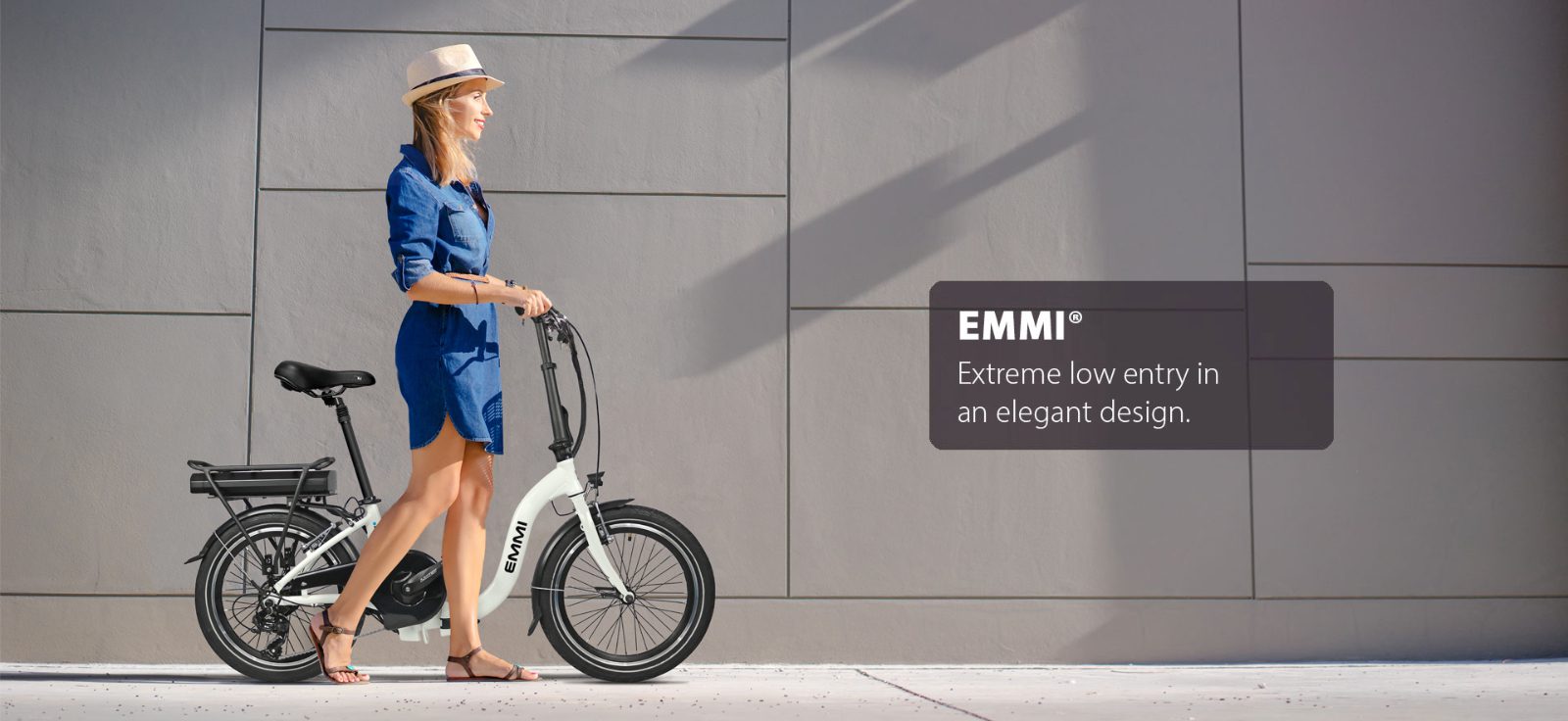 Frau-mit-EMMI-25_Text_EN