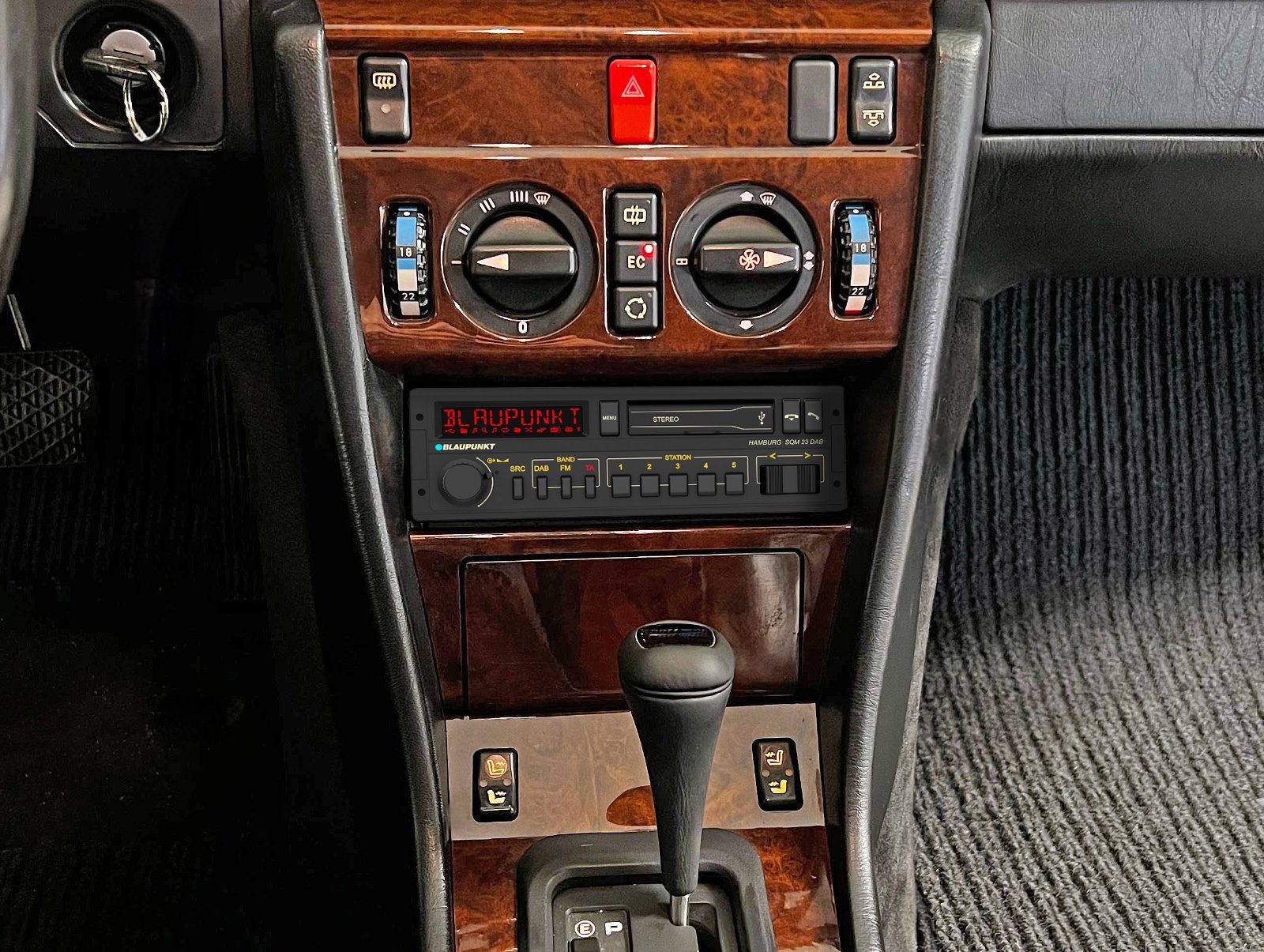 Hamburg-SQM-23-DAB-im-Mercedes-W124-red-q